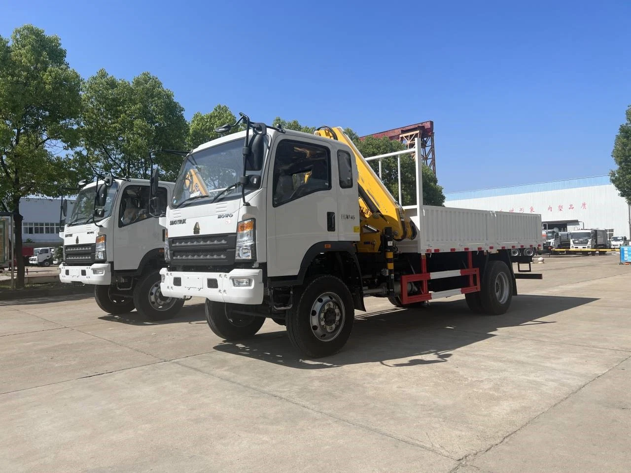 Sinotruk HOWO off Road Cargo Truck 4X4 with 6ton Knuckle Crane