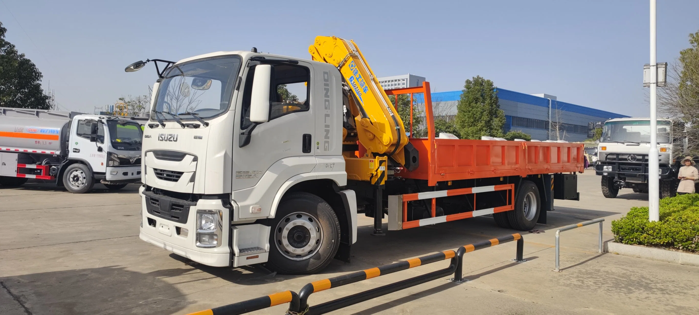 ISUZU GIGA 4X2 6Wheels Cargo Truck with 14ton Knuckle Crane
