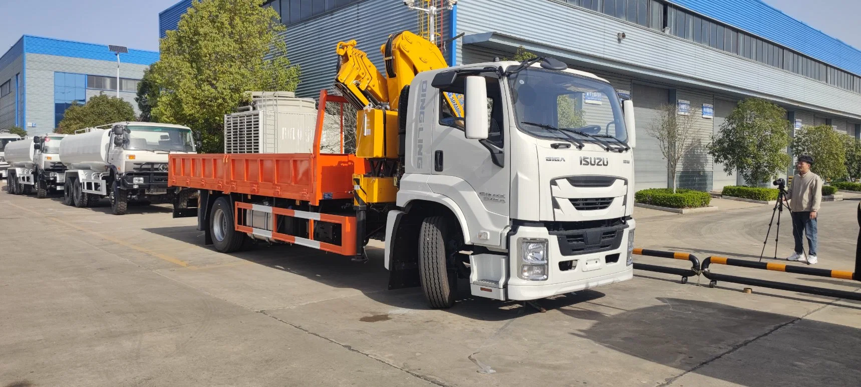 ISUZU GIGA 4X2 6Wheels Cargo Truck with 14ton Knuckle Crane