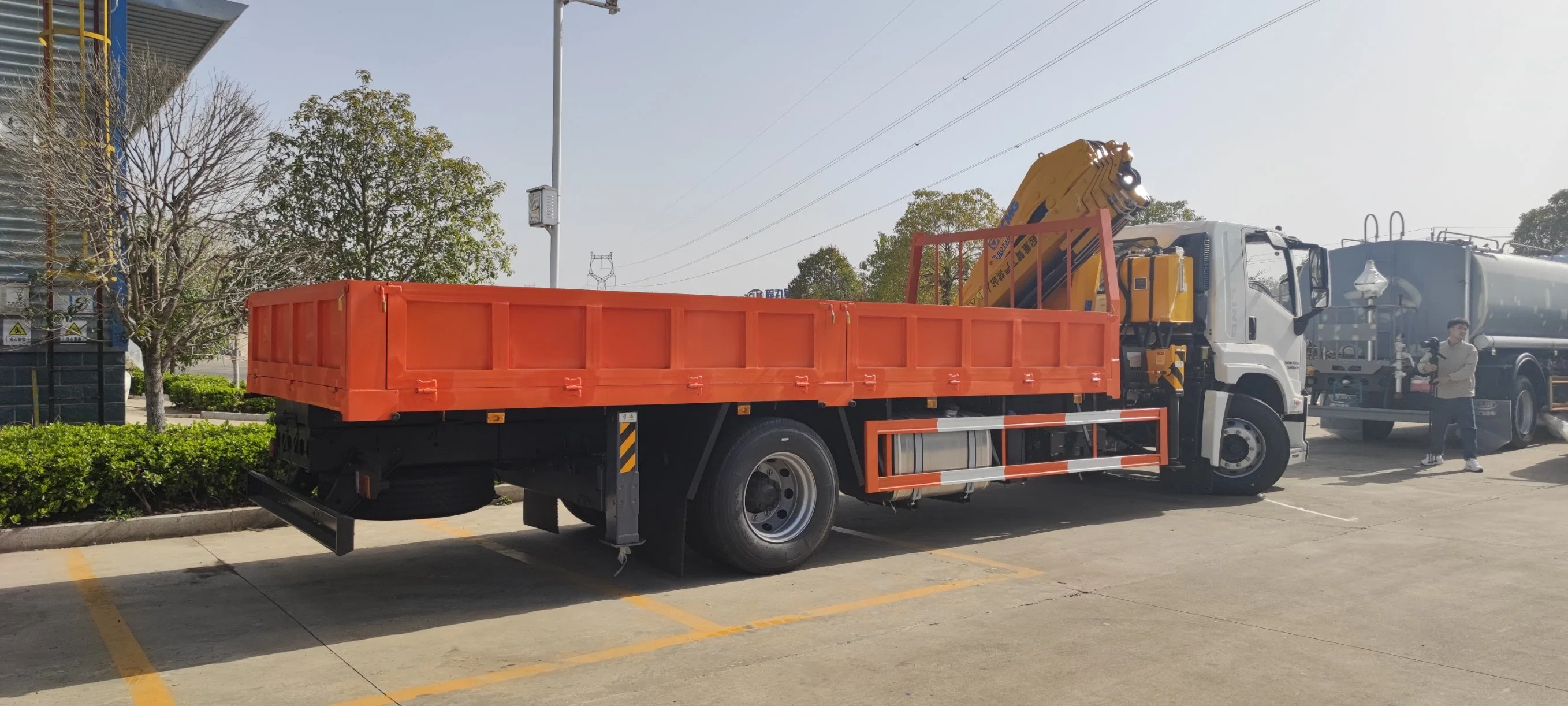 ISUZU GIGA 4X2 6Wheels Cargo Truck with 14ton Knuckle Crane
