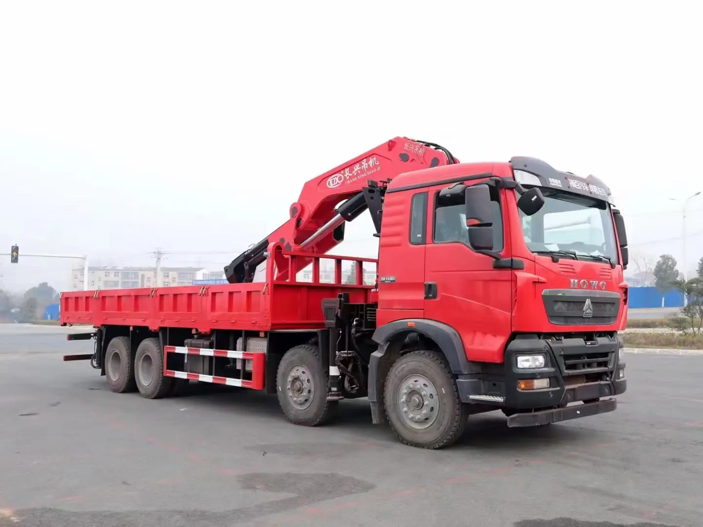 Sinotruk HOWO 8X4 12Wheels Cargo Truck with 16ton Knuckle Crane
