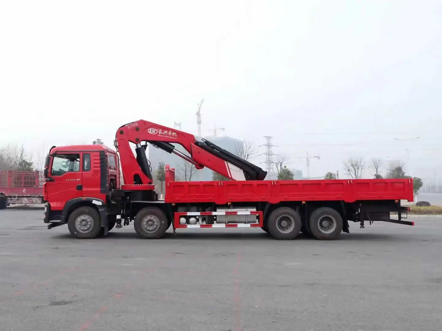 Sinotruk HOWO 8X4 12Wheels Cargo Truck with 16ton Knuckle Crane