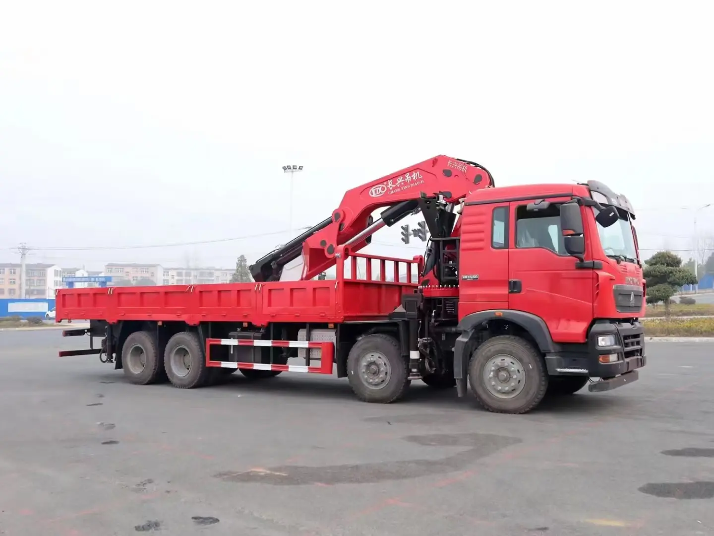 Sinotruk HOWO 8X4 12Wheels Cargo Truck with 16ton Knuckle Crane