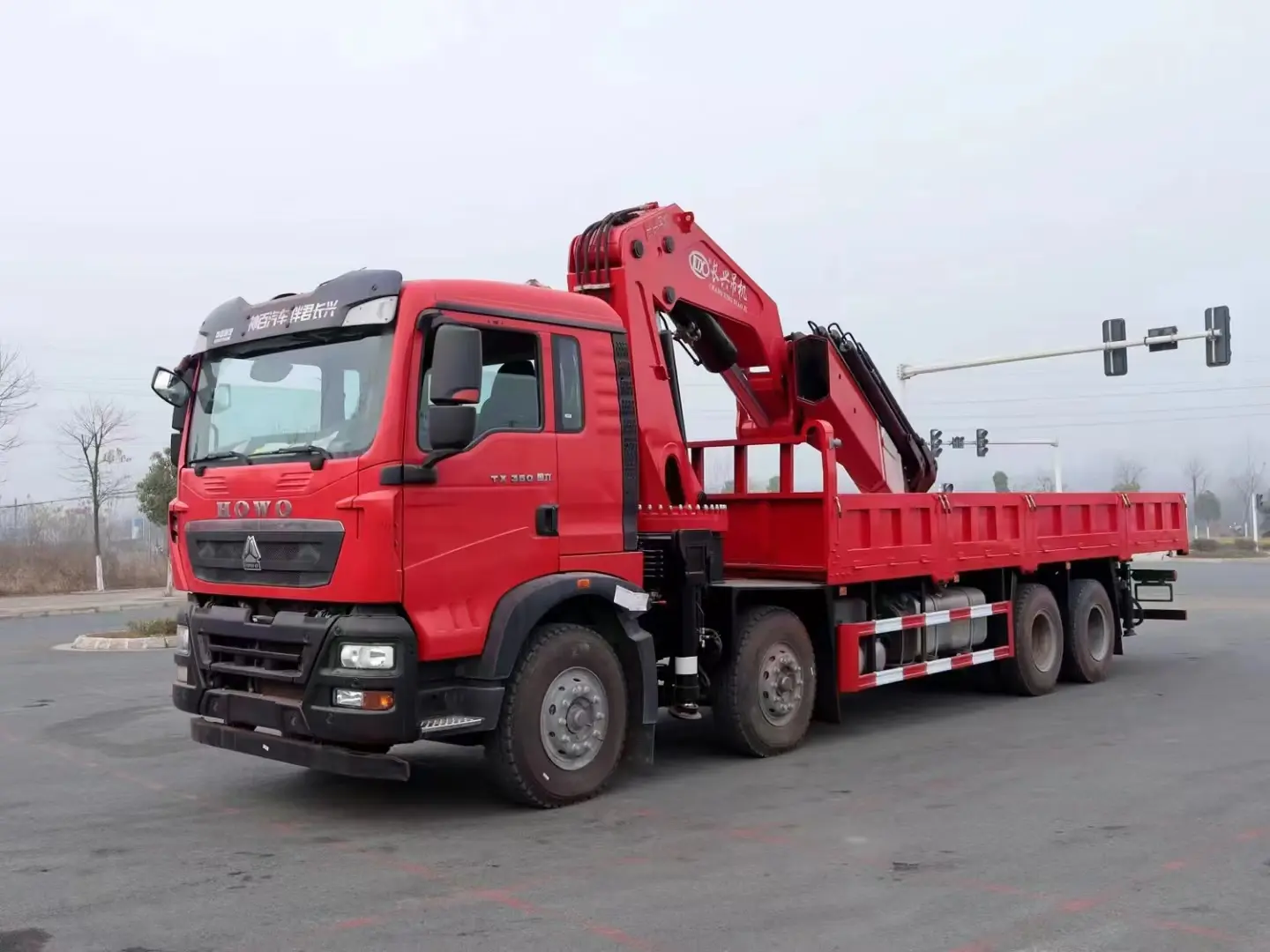 Sinotruk HOWO 8X4 12Wheels Cargo Truck with 16ton Knuckle Crane