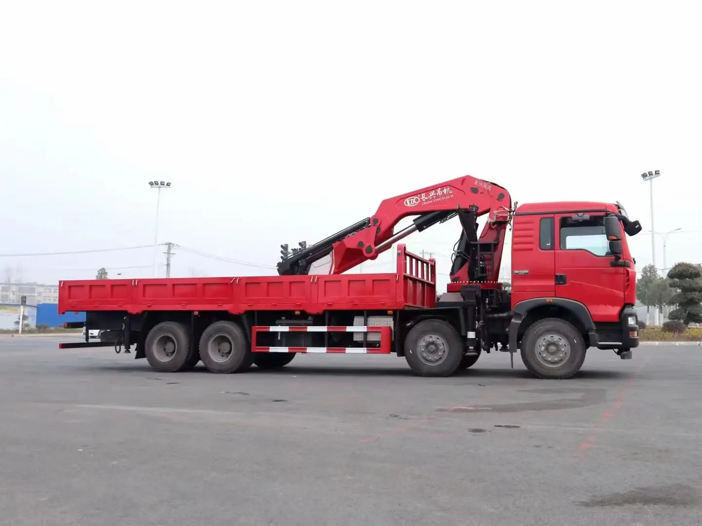 Sinotruk HOWO 8X4 12Wheels Cargo Truck with 16ton Knuckle Crane