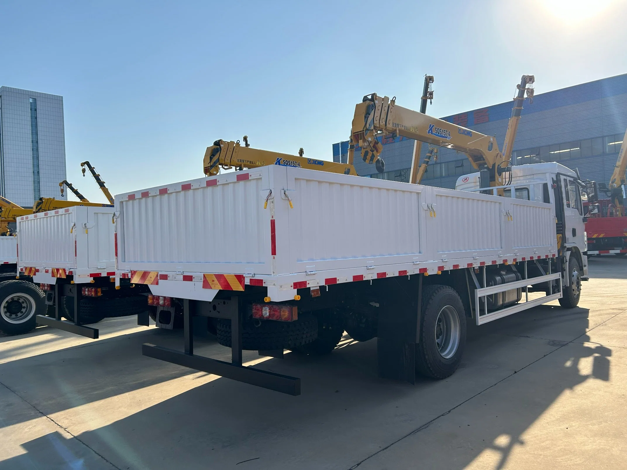 Shacman Right Hand 4X2 6 Wheels Cargo Truck with Xugong 6ton Straight Boom Crane