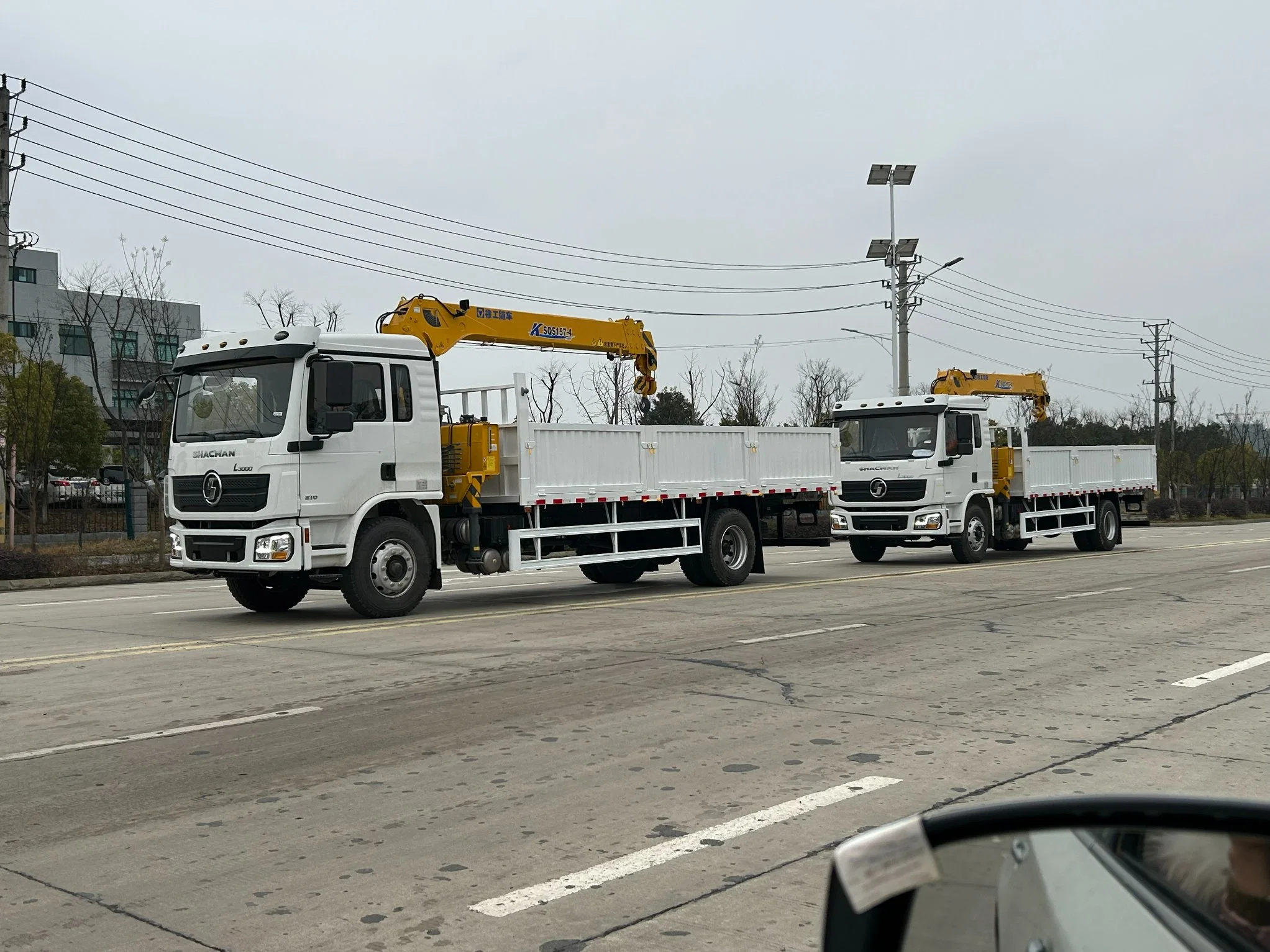 Shacman Right Hand 4X2 6 Wheels Cargo Truck with Xugong 6ton Straight Boom Crane