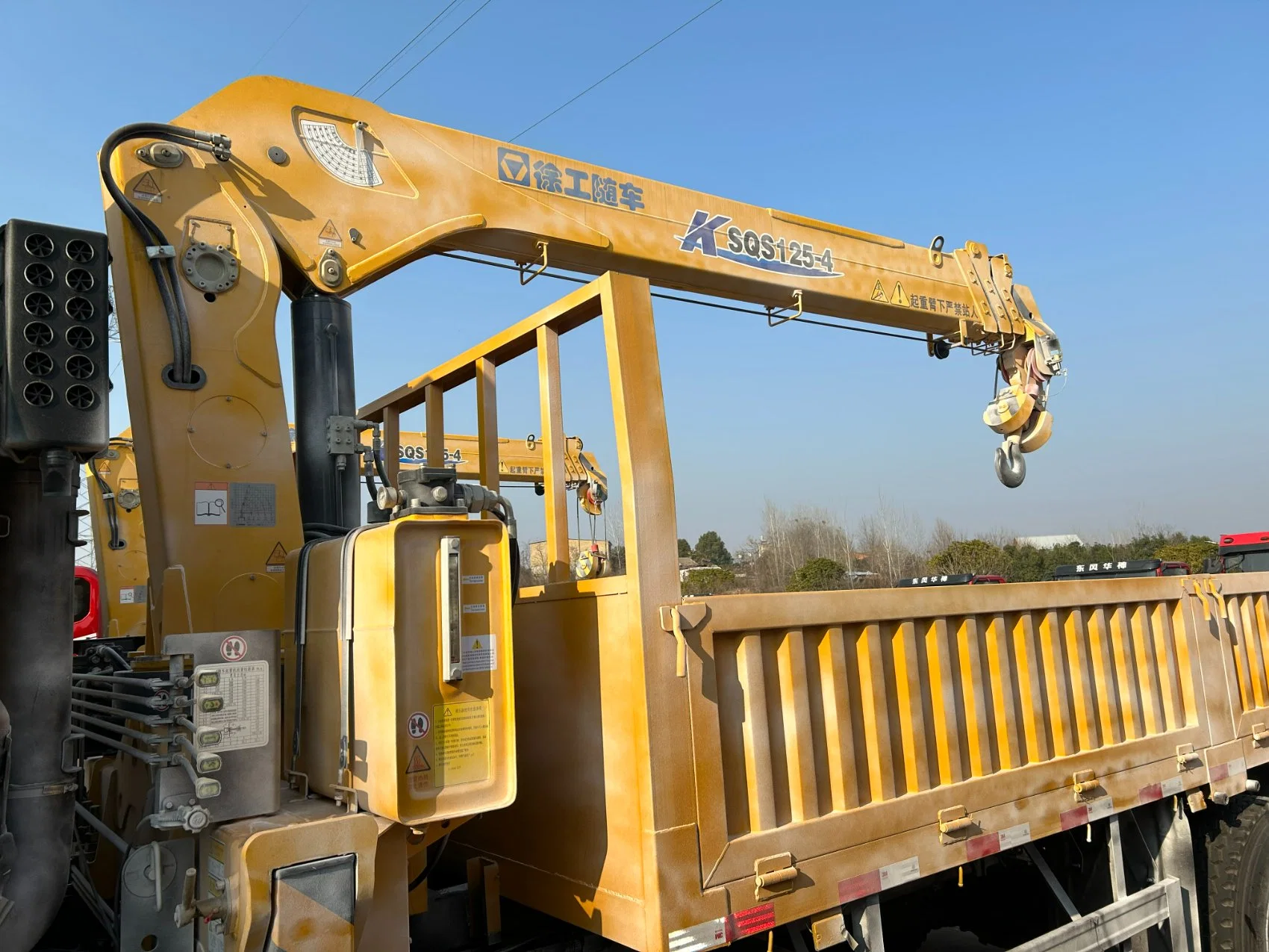 FAW Right Hand 4X2 6 Wheels Cargo Truck with Xugong 6ton Straight Boom Crane