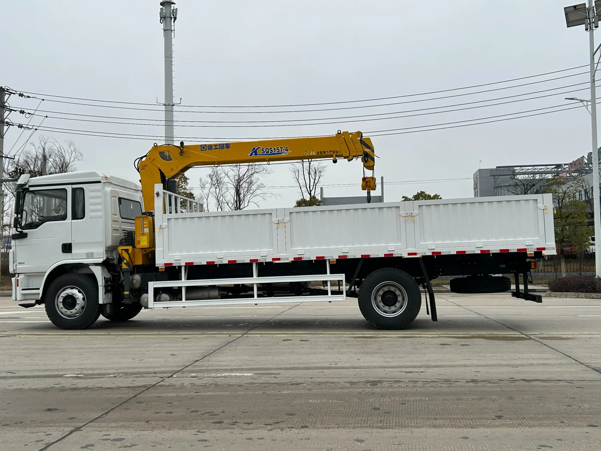 Shacman Right Hand 4X2 6 Wheels Cargo Truck with Xugong 6ton Straight Boom Crane