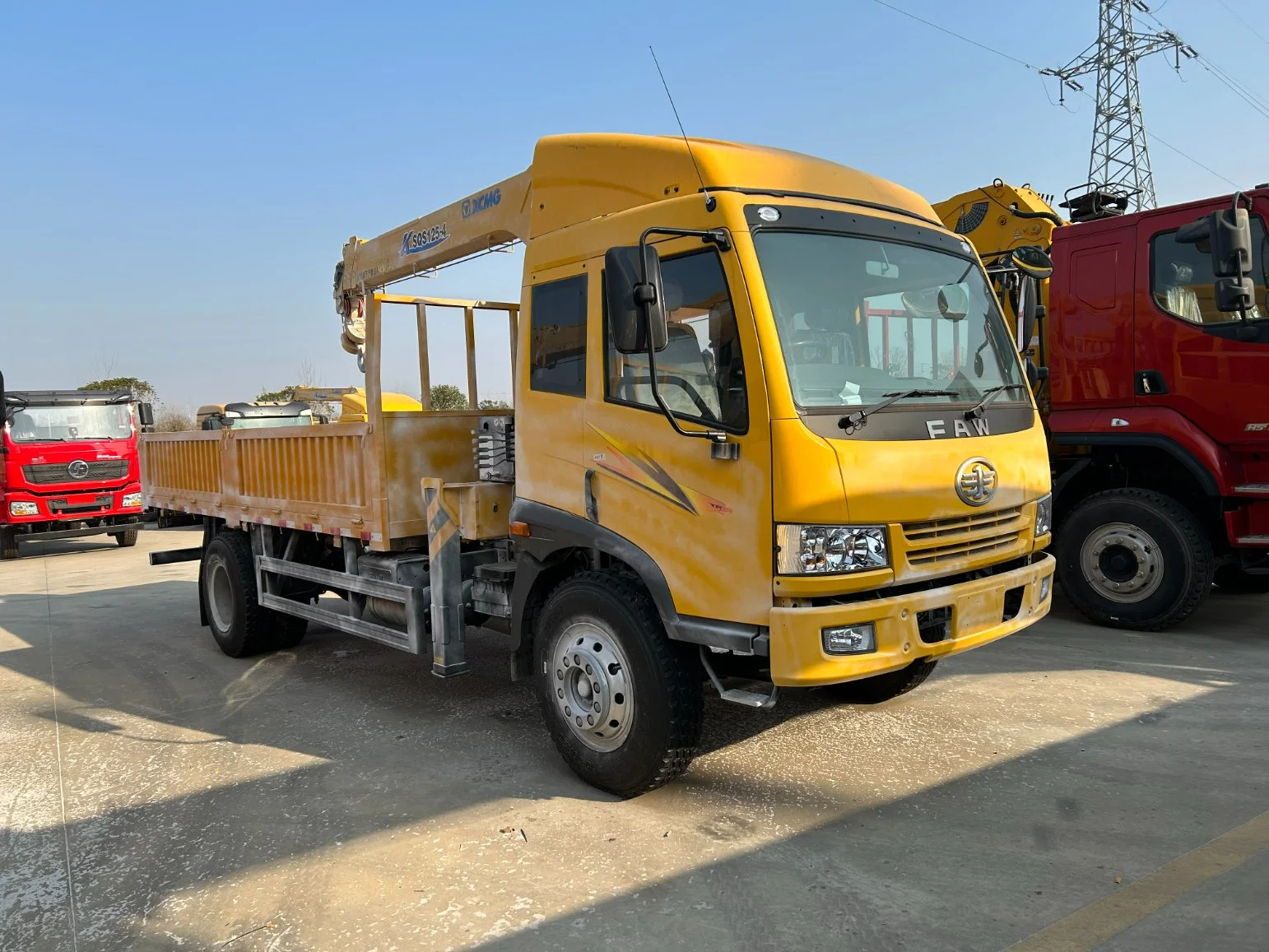 FAW Right Hand 4X2 6 Wheels Cargo Truck with Xugong 6ton Straight Boom Crane
