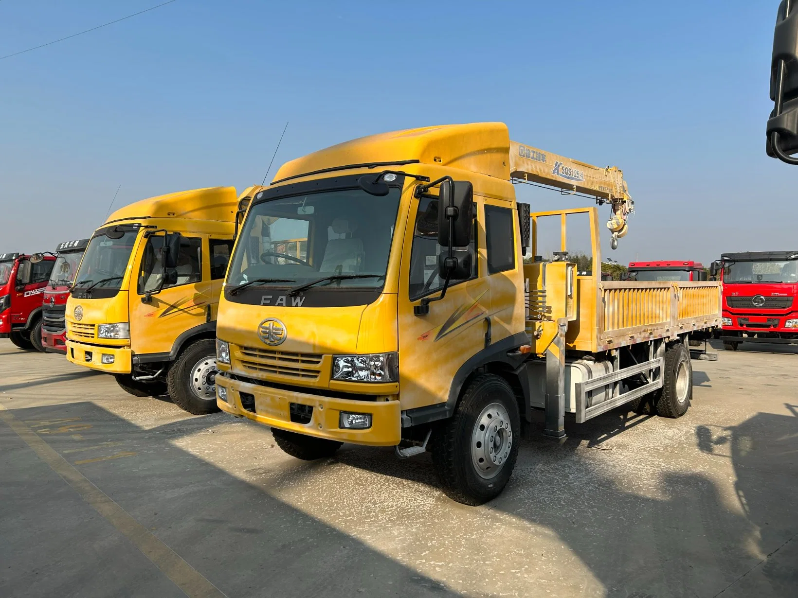 FAW Right Hand 4X2 6 Wheels Cargo Truck with Xugong 6ton Straight Boom Crane