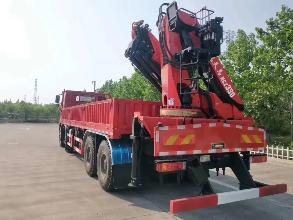 Shacman 8X4 12Wheels Cargo Truck with 16ton Knuckle Crane Install on the tailboard