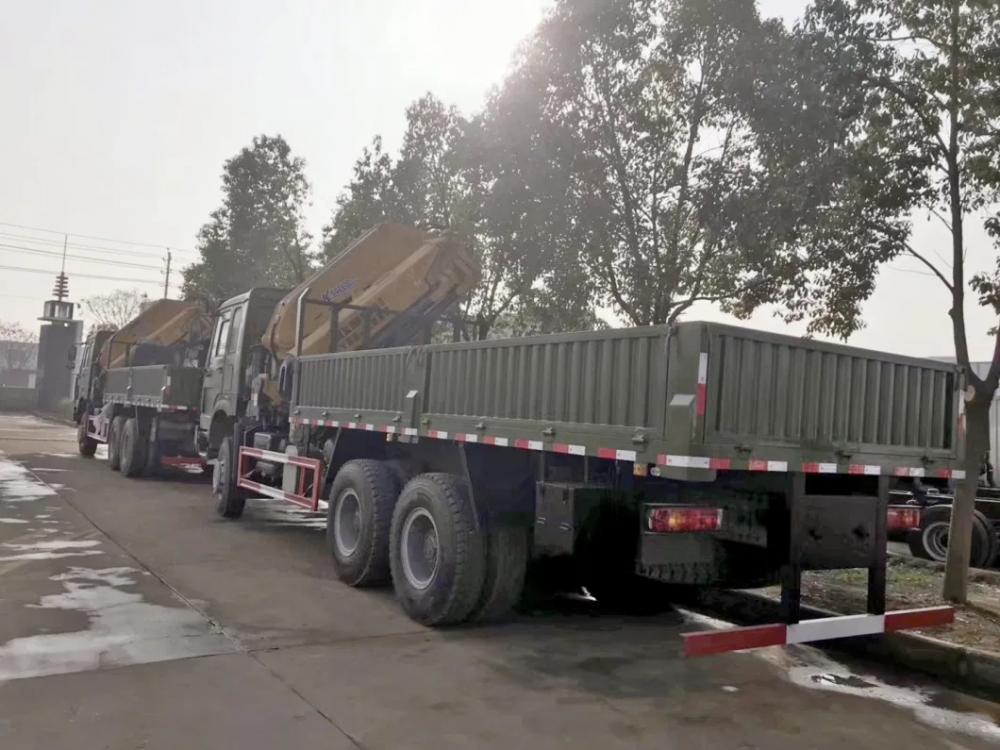 Sinotruk HOWO off Road Cargo Truck 6X6 with 12ton Knuckle Crane