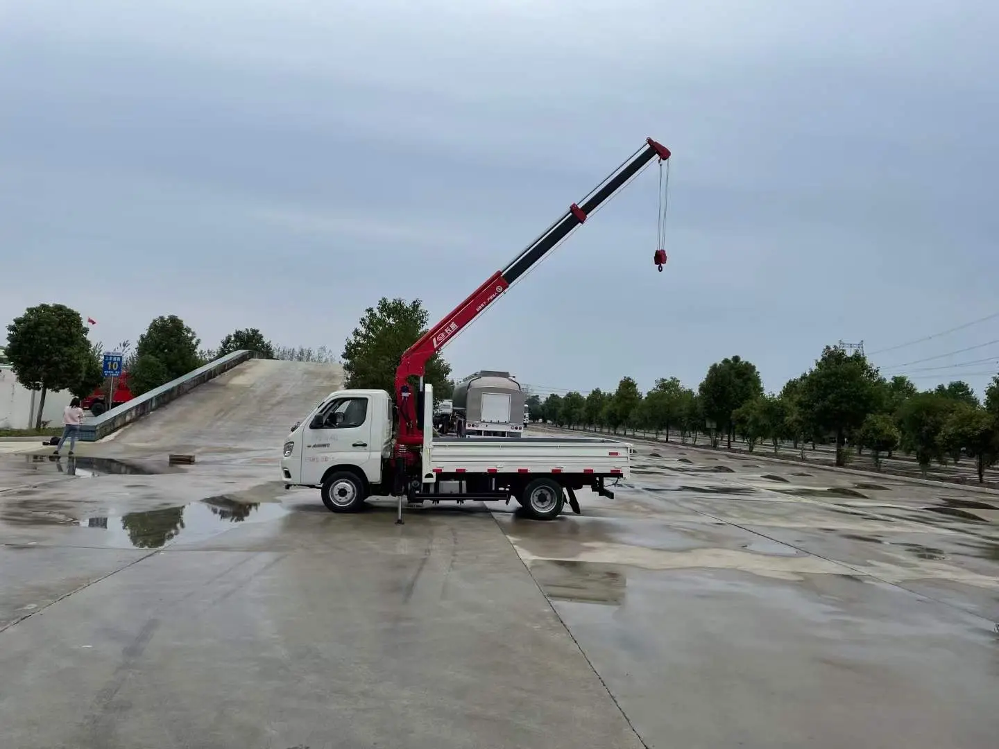 Foton Brand 4X2 2tons Crane Mounted on Cargo Truck