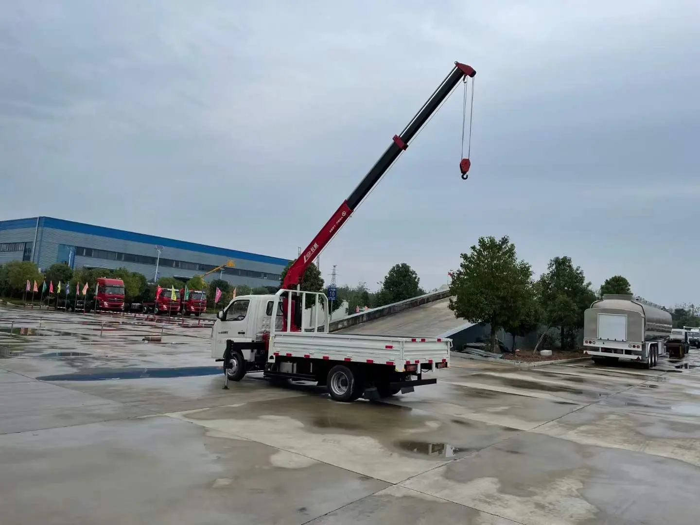 Foton Brand 4X2 2tons Crane Mounted on Cargo Truck