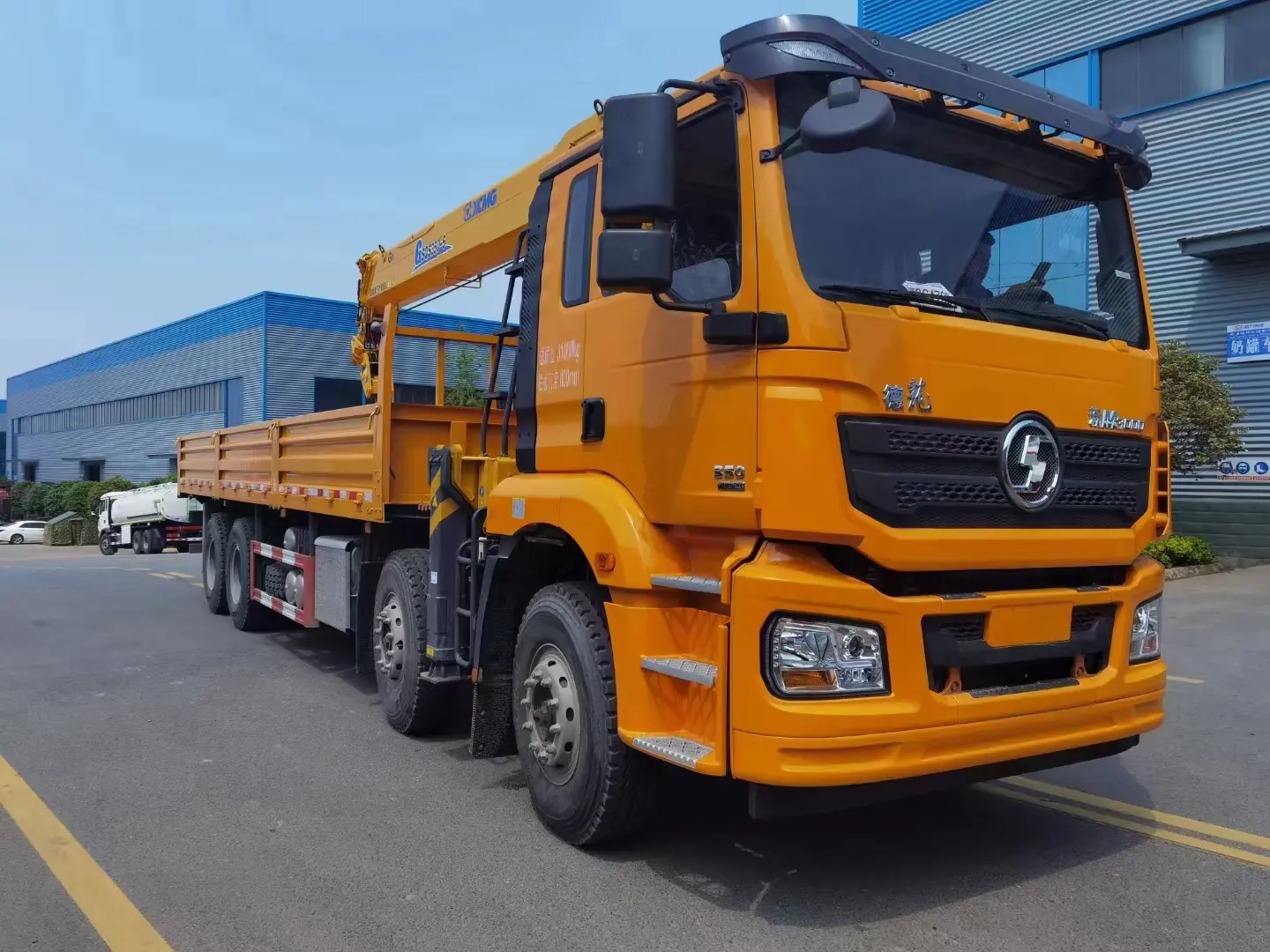 Shacman Right Hand 8X4 12Wheels Cargo Truck with 16ton Straight Boom Crane