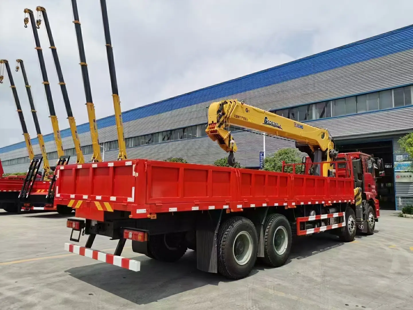 Shacman Right Hand 8X4 12Wheels Cargo Truck with 16ton Straight Boom Crane