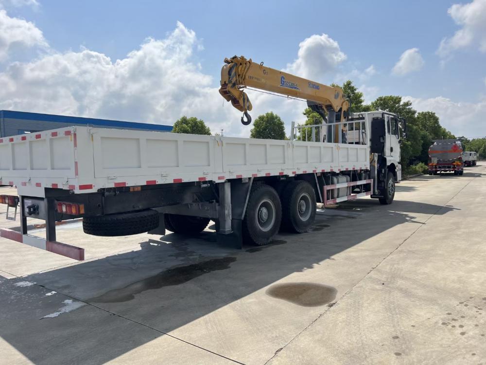 Shacman Right Hand 6X4 10Wheels Cargo Truck with Xugong 14ton Straight Boom Crane