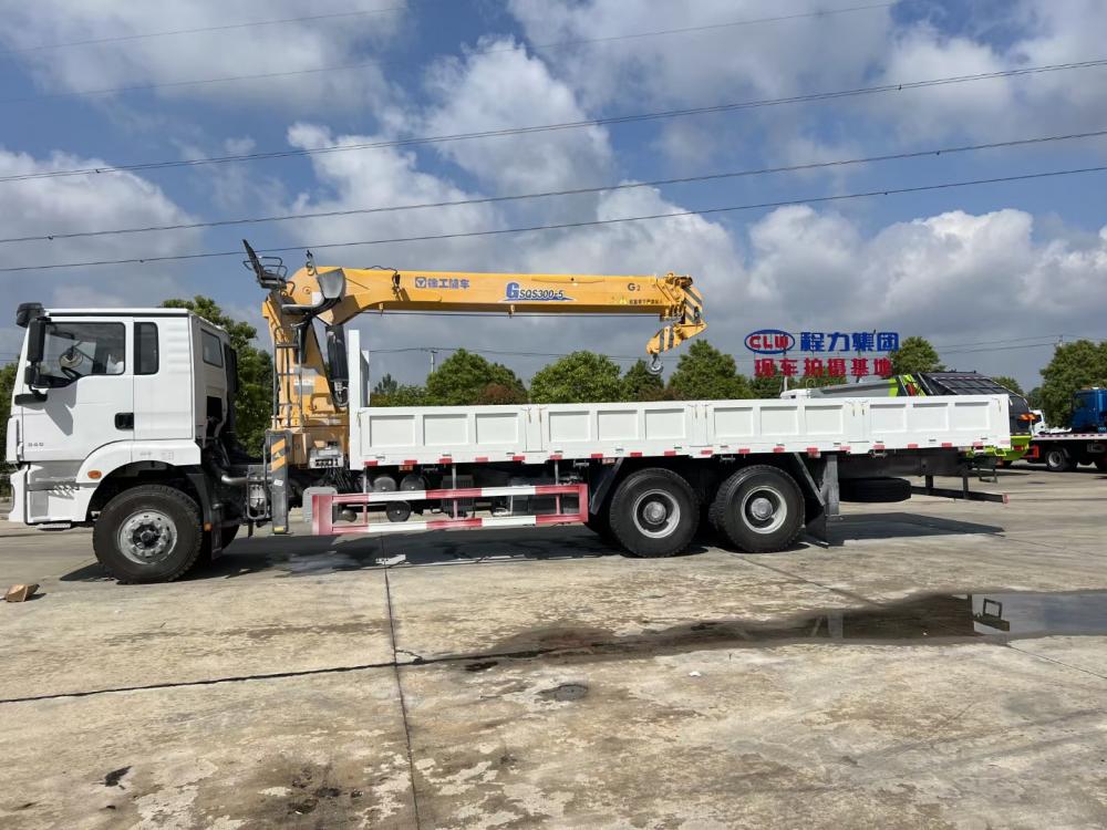 Shacman Right Hand 6X4 10Wheels Cargo Truck with Xugong 14ton Straight Boom Crane