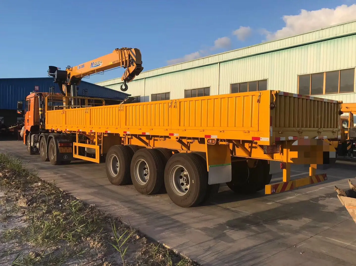 12tons 14tons Tractor Head 6X4 10Wheels Shacman Tractor Truck with Straight Boom Crane