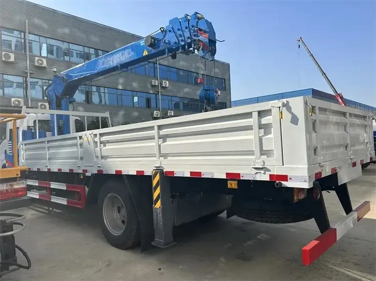 Isuzu Brand 4X2 6Wheels 3tons Crane Mounted on Cargo Truck Straight Arm Crane Truck