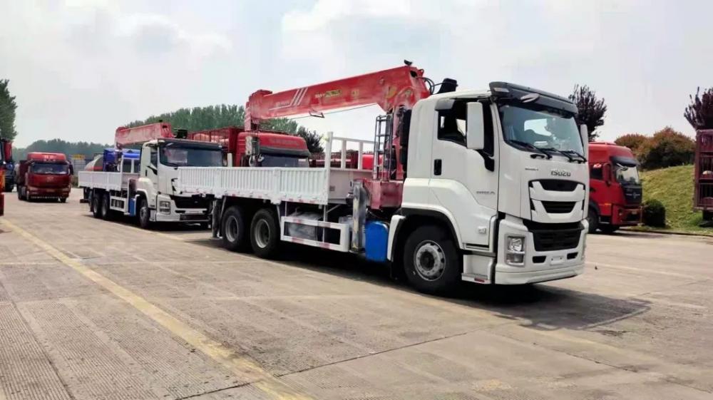 ISUZU GIGA Right Hand 6X4 10Wheels Cargo Truck with 14ton Straight Boom Crane