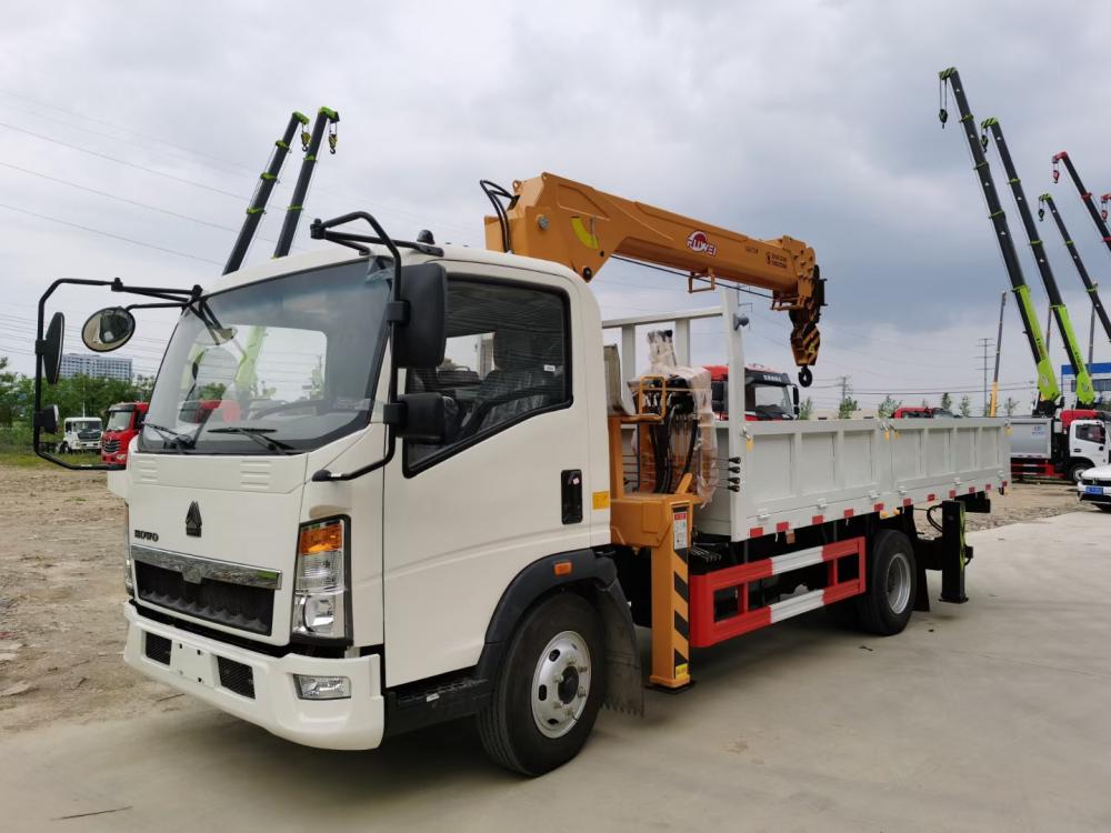 Sinotruck HOWO 4X2 6Wheels 3tons Crane Mounted on Cargo Truck Straight Arm Crane Truck