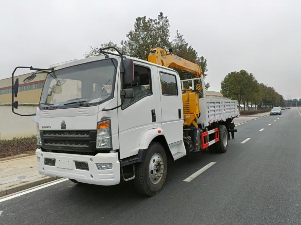 Sinotruck HOWO 4X2 Double Row Cabin Cargo Truck with 8ton Straight Boom Crane