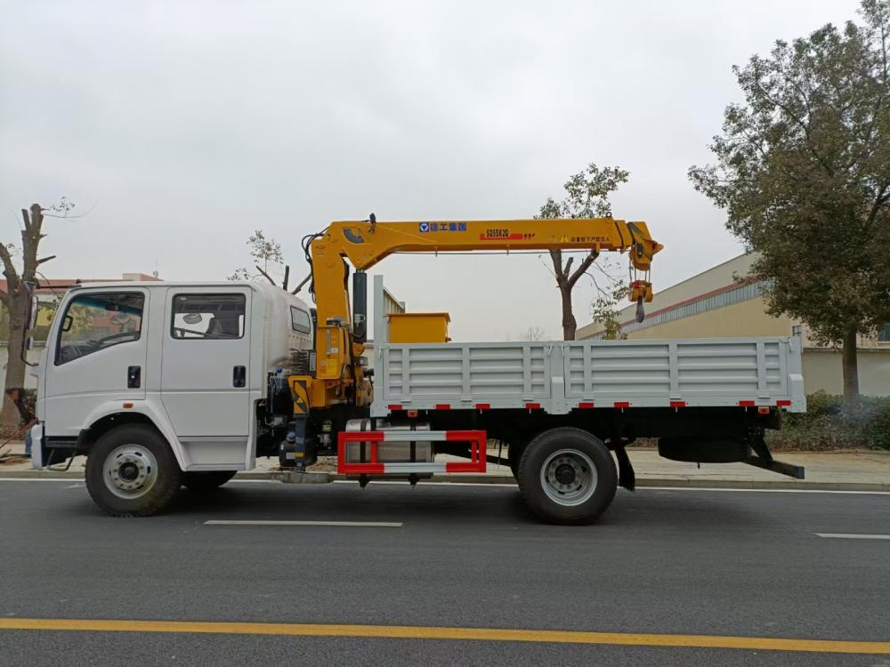 Sinotruck HOWO 4X2 Double Row Cabin Cargo Truck with 8ton Straight Boom Crane