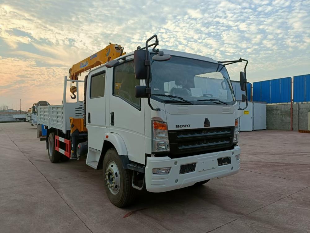 Sinotruck HOWO 4X2 Double Row Cabin Cargo Truck with 8ton Straight Boom Crane