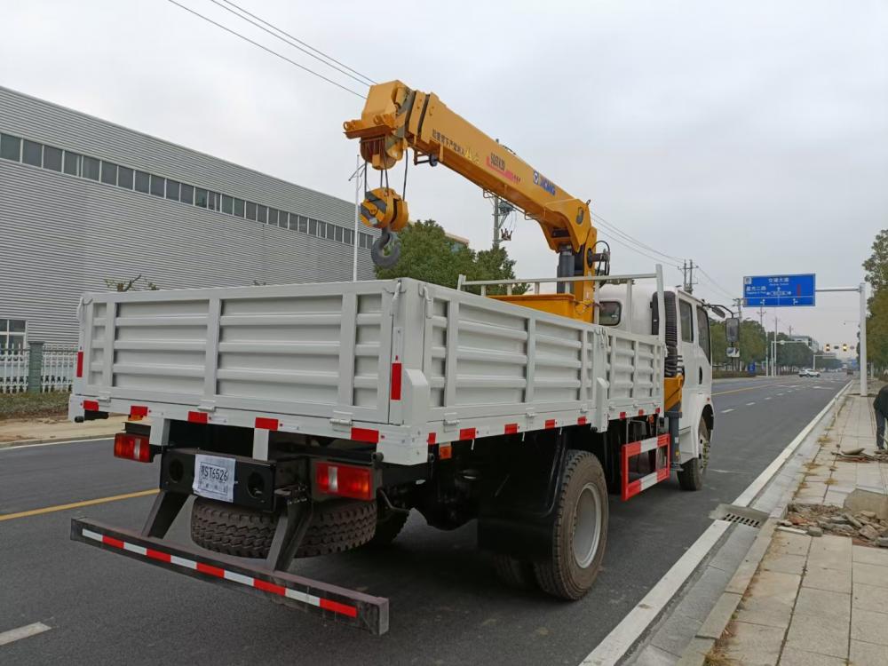 Sinotruck HOWO 4X2 Double Row Cabin Cargo Truck with 8ton Straight Boom Crane