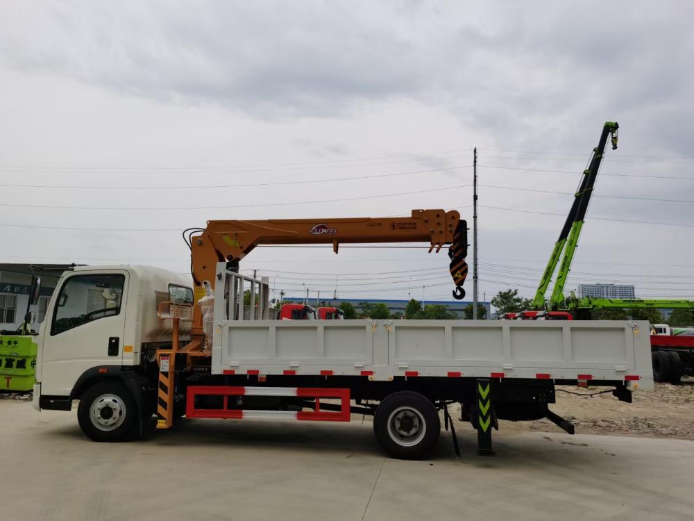 Sinotruck HOWO 4X2 6Wheels 3tons Crane Mounted on Cargo Truck Straight Arm Crane Truck