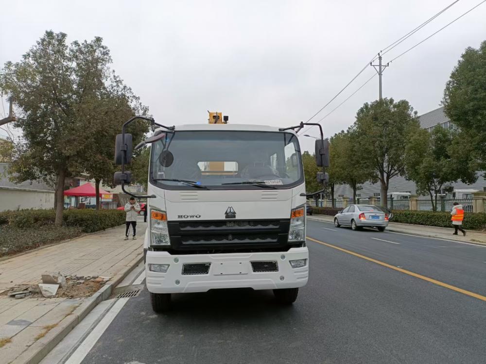 Sinotruck HOWO 4X2 Double Row Cabin Cargo Truck with 8ton Straight Boom Crane
