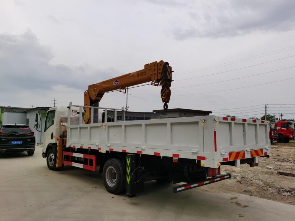 Sinotruck HOWO 4X2 6Wheels 3tons Crane Mounted on Cargo Truck Straight Arm Crane Truck