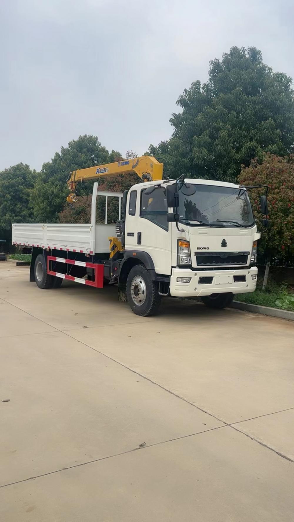 Sinotruck HOWO Left Hand 4X2 6Wheels Cargo Truck with Xugong 6ton Straight Boom Crane