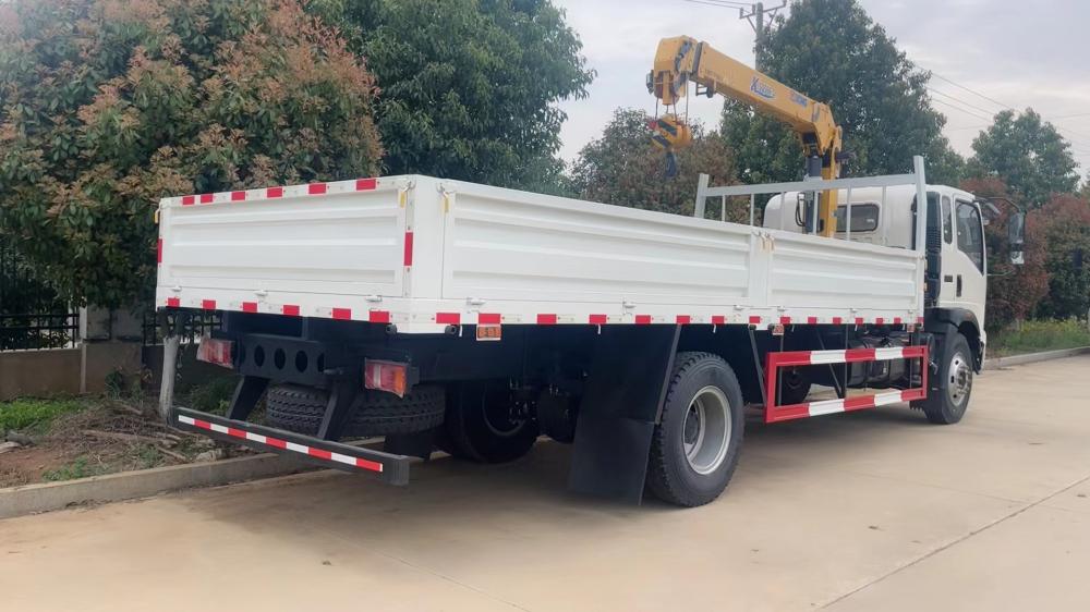 Sinotruck HOWO Left Hand 4X2 6Wheels Cargo Truck with Xugong 6ton Straight Boom Crane