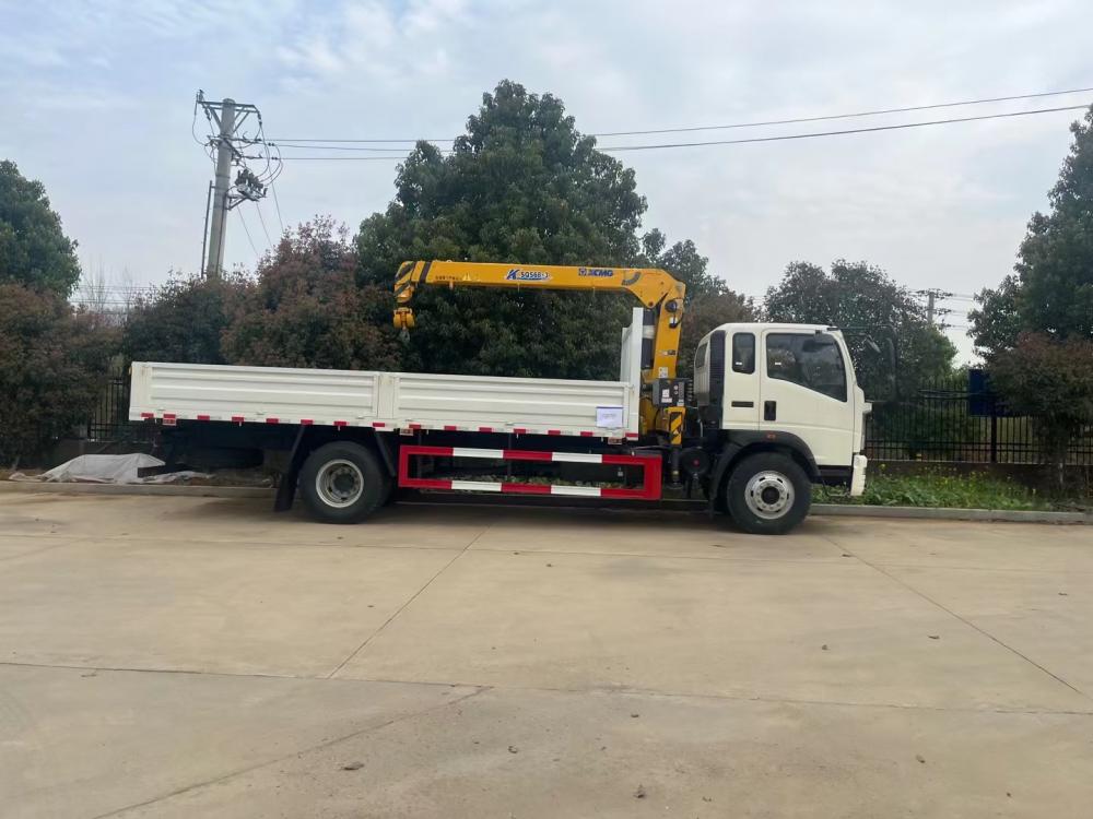 Sinotruck HOWO Left Hand 4X2 6Wheels Cargo Truck with Xugong 6ton Straight Boom Crane