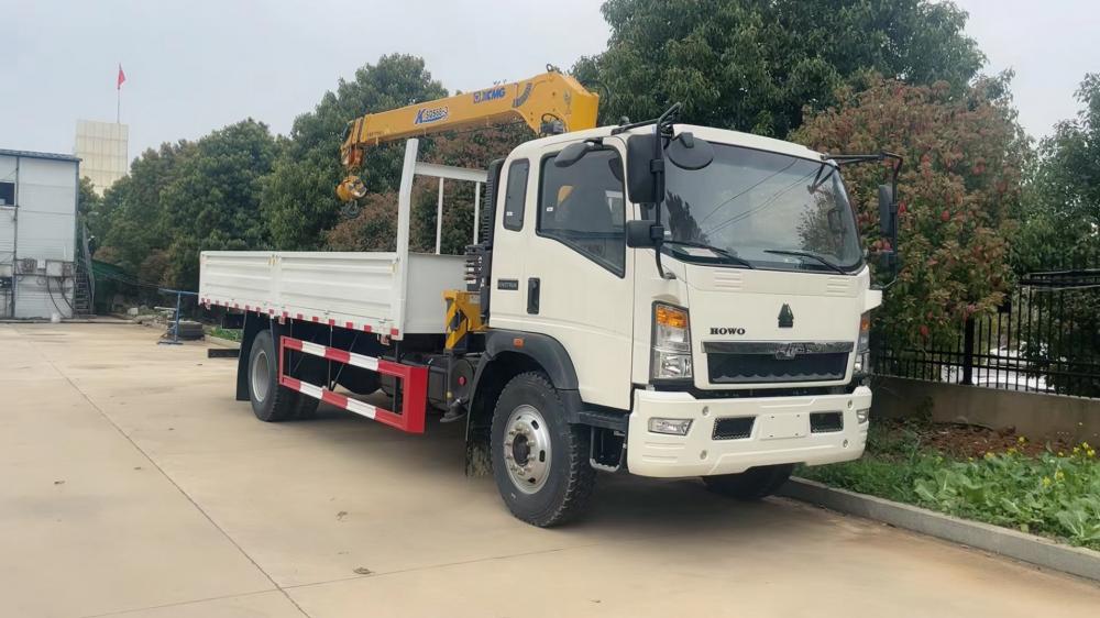 Sinotruck HOWO Left Hand 4X2 6Wheels Cargo Truck with Xugong 6ton Straight Boom Crane