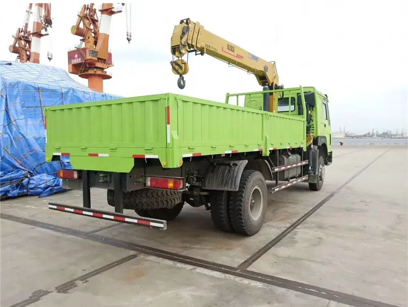 Sinotruck HOWO off Road Crane Truck 4X4 12ton Mobile Truck Mounted Crane