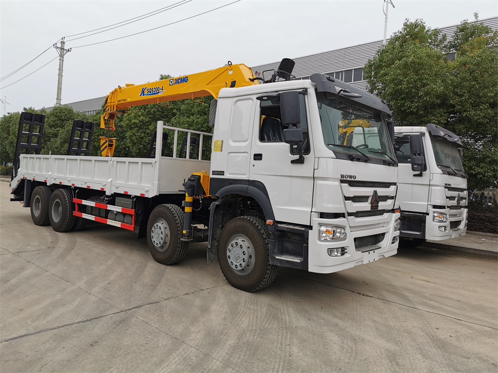 Sinotruck HOWO 8X4 12Wheels Cargo Truck with 16ton Straight Boom Crane
