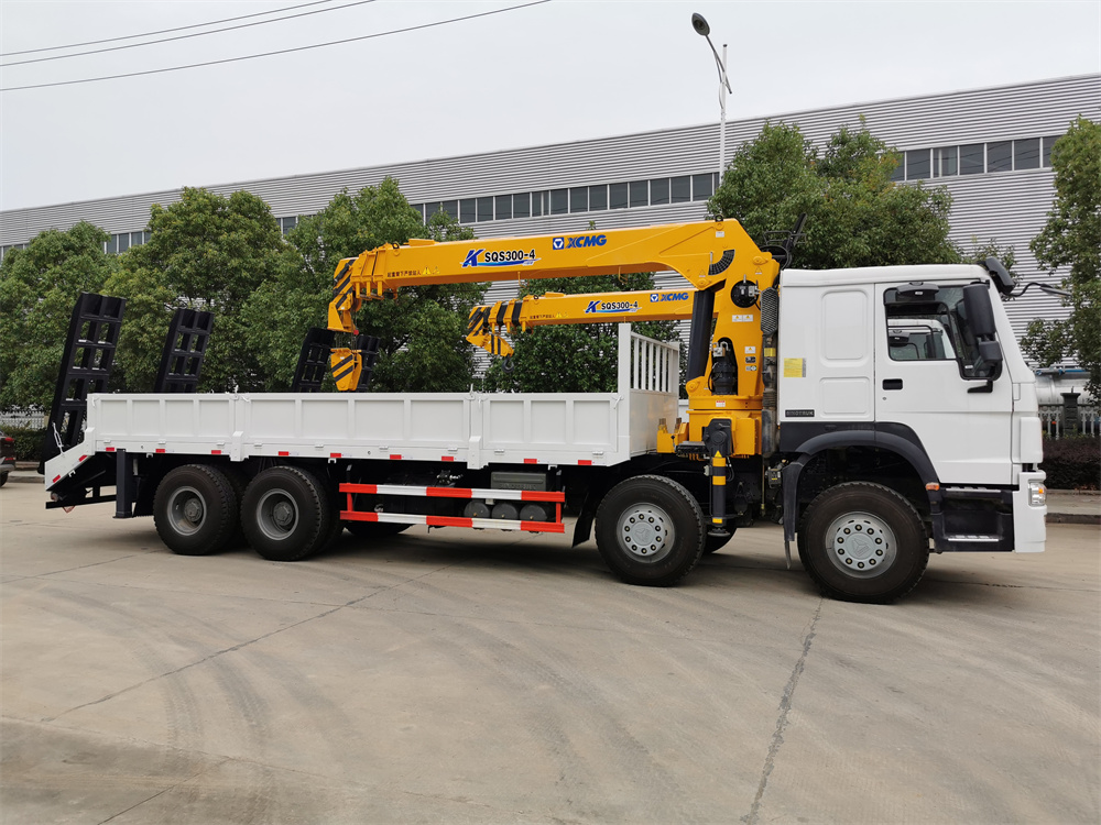Sinotruck HOWO 8X4 12Wheels Cargo Truck with 16ton Straight Boom Crane