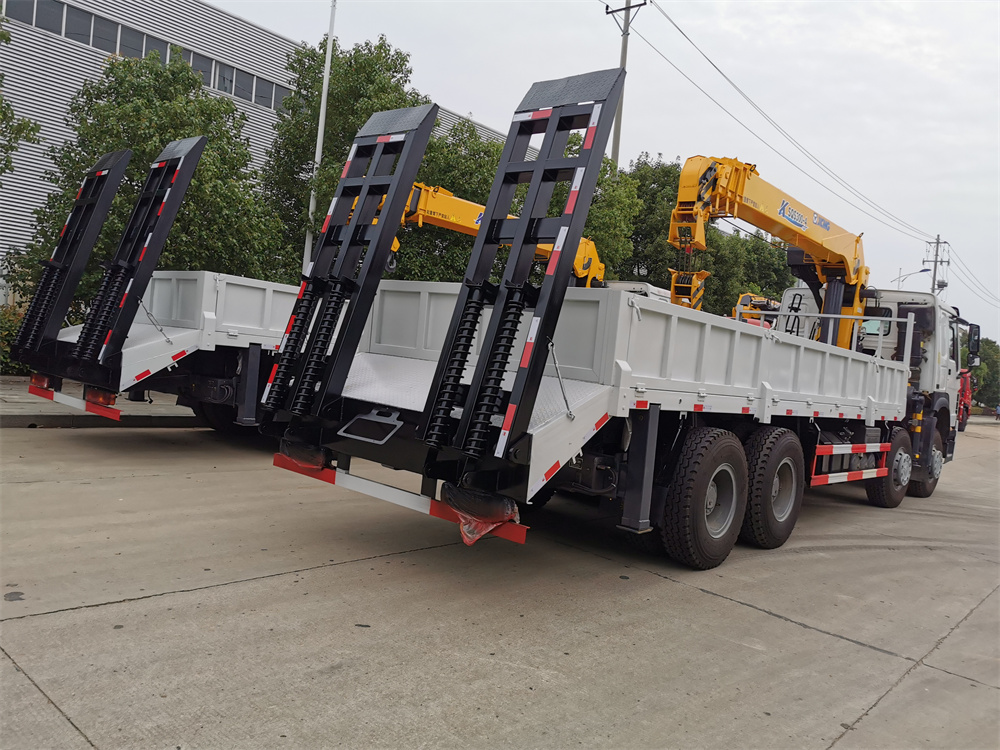 Sinotruck HOWO 8X4 12Wheels Cargo Truck with 16ton Straight Boom Crane