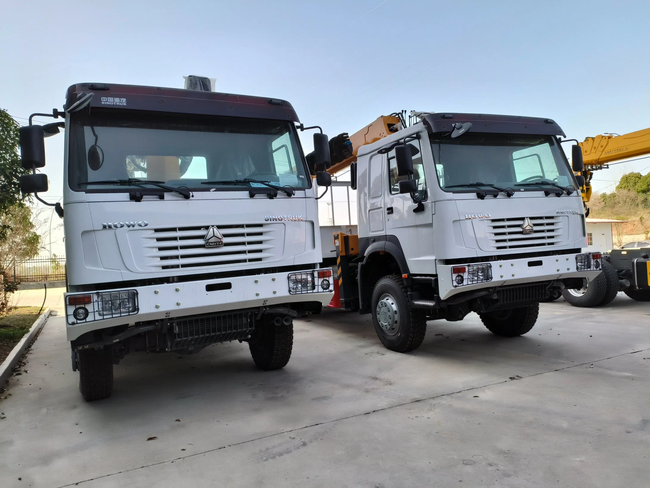 Sinotruck HOWO off Road Crane Truck 6X6 14ton Mobile Truck Mounted Crane