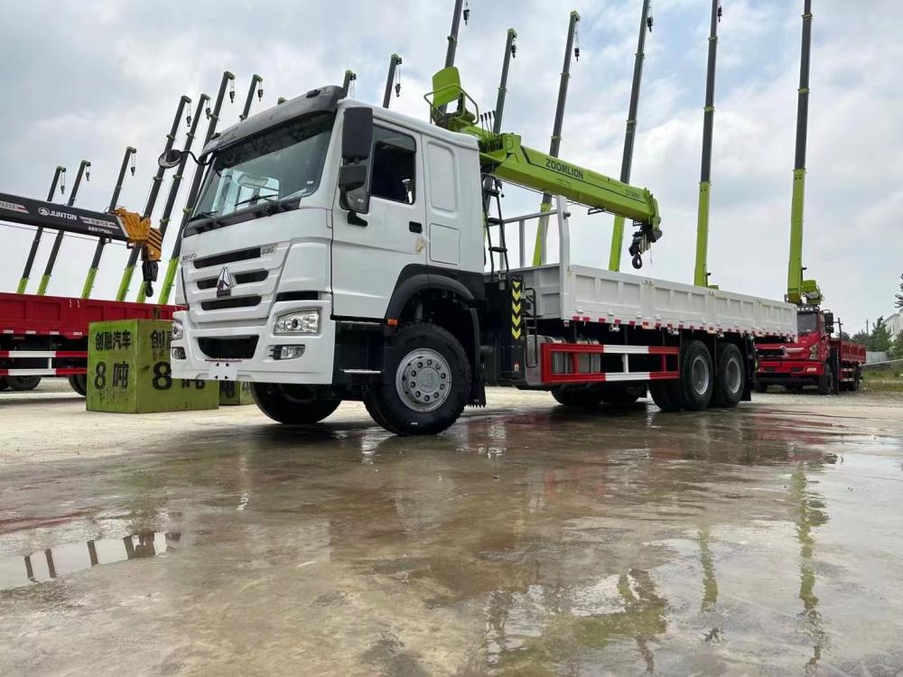 Sinotruck HOWO 6X4 Cargo Truck with 14ton Straight Boom Crane