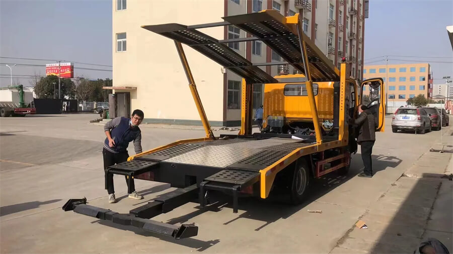 Sinotruk HOWO 4X2 6 Wheel Lift Flat Bed Car Hauler One Towing Two Car Carrier Road Recovery Rollback Tow Truck Flatbed Wrecker