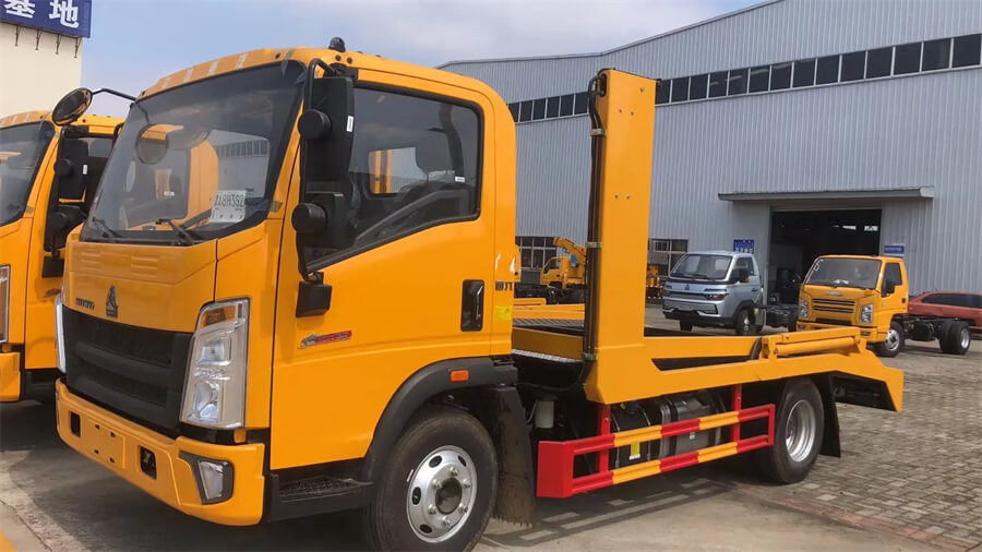 Sinotruk HOWO 4X2 6 Wheel Lift Flat Bed Car Hauler One Towing Two Car Carrier Road Recovery Rollback Tow Truck Flatbed Wrecker