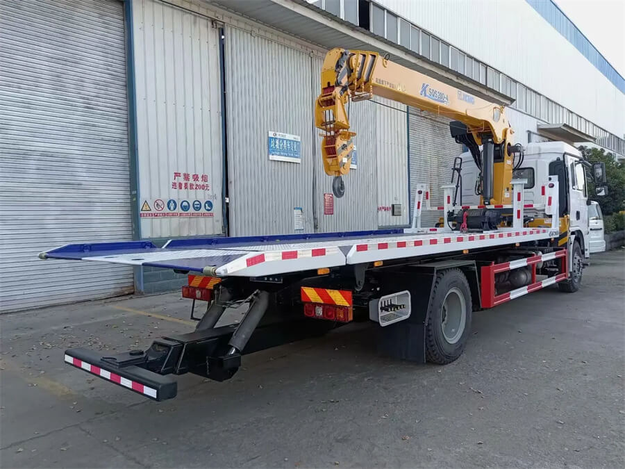 4x2 SHACMAN 8 Tons Tilt Tray Wrecker Truck With 6 Tons Crane