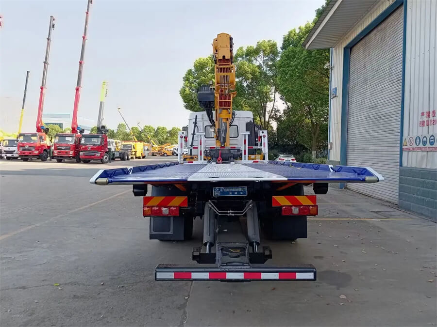 4x2 SHACMAN 8 Tons Tilt Tray Wrecker Truck With 6 Tons Crane