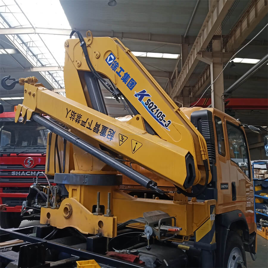 Sinotruk HOWO 4X2 6 Tons Tilt Tray Wrecker Truck With 3.5 Tons Crane