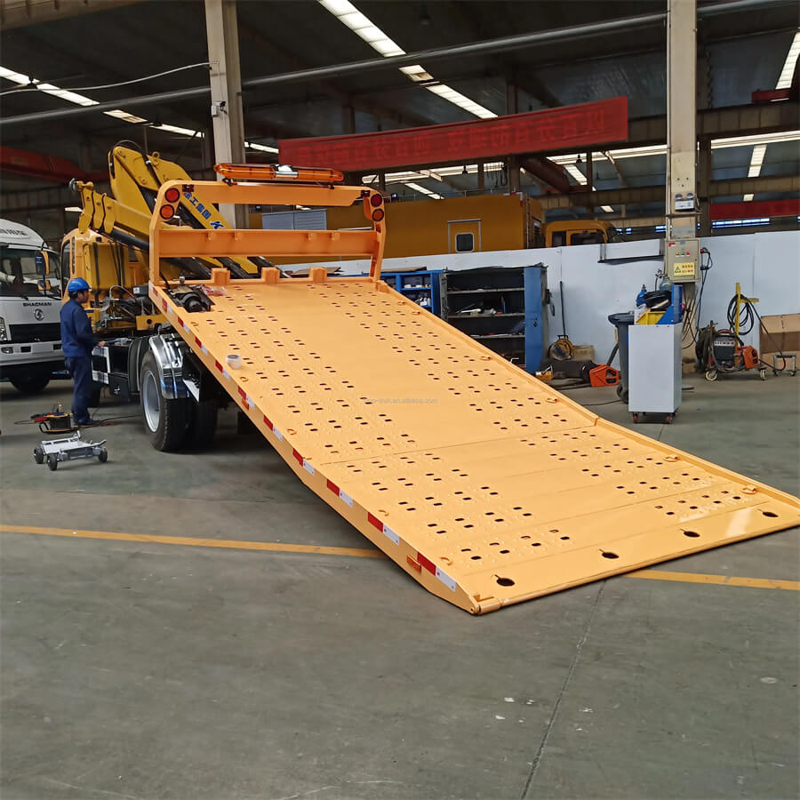 Sinotruk HOWO 4X2 6 Tons Tilt Tray Wrecker Truck With 3.5 Tons Crane